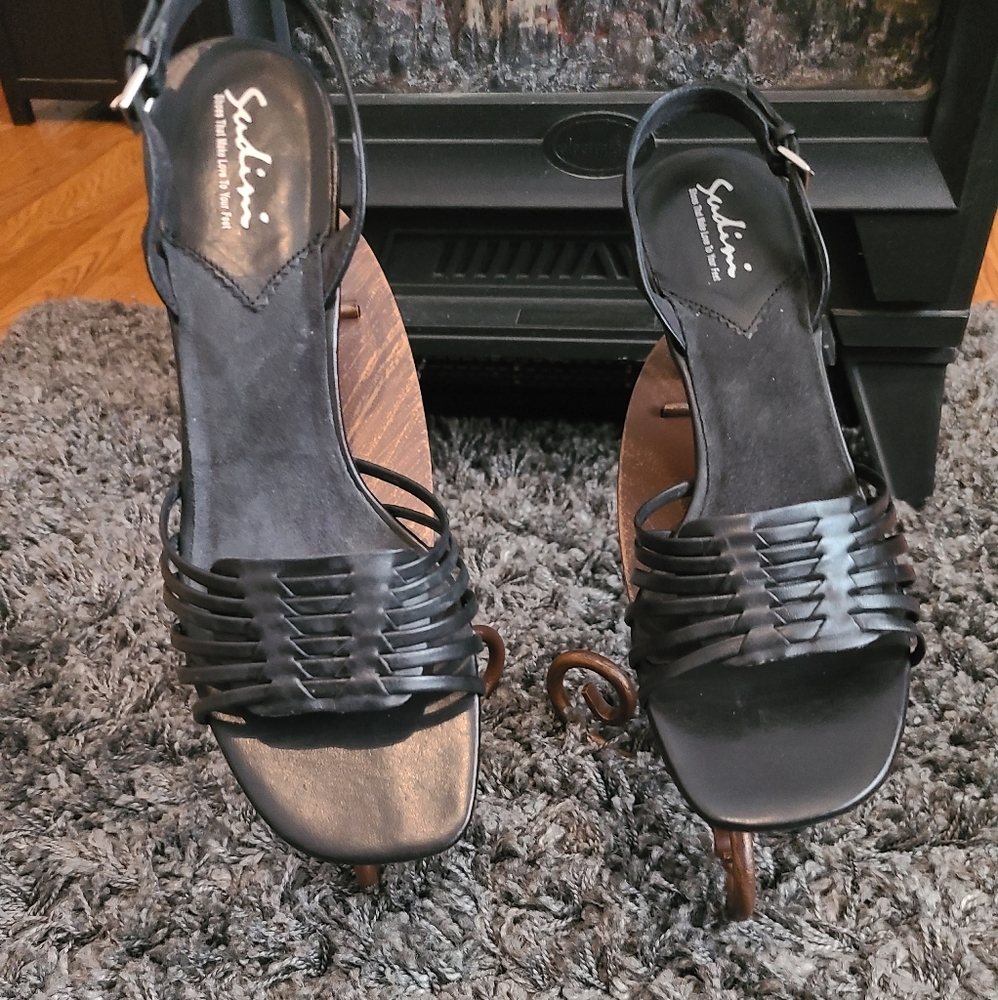 NWOT Sudini Sandals